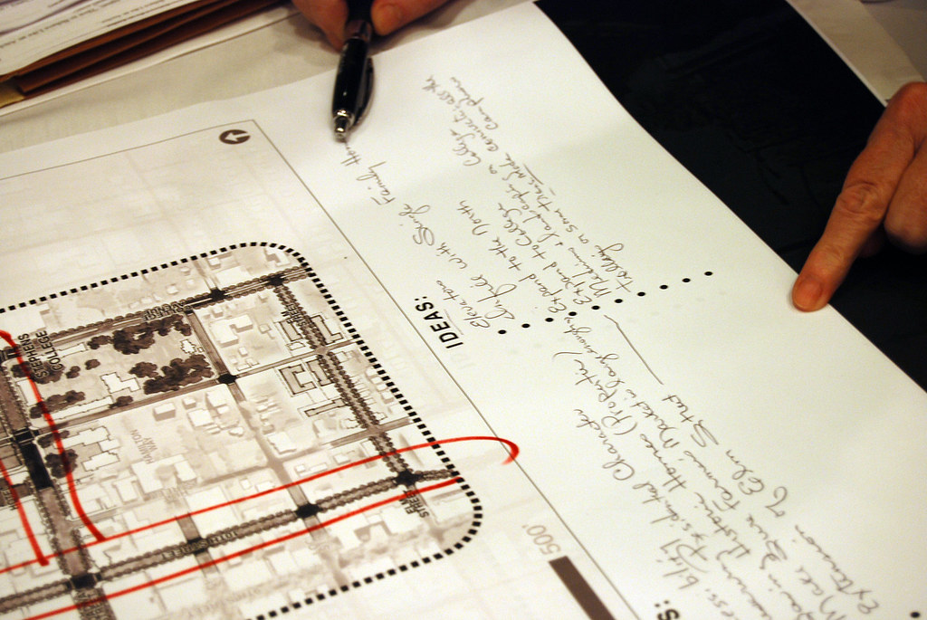 Equipo de arquitectos revisando planos