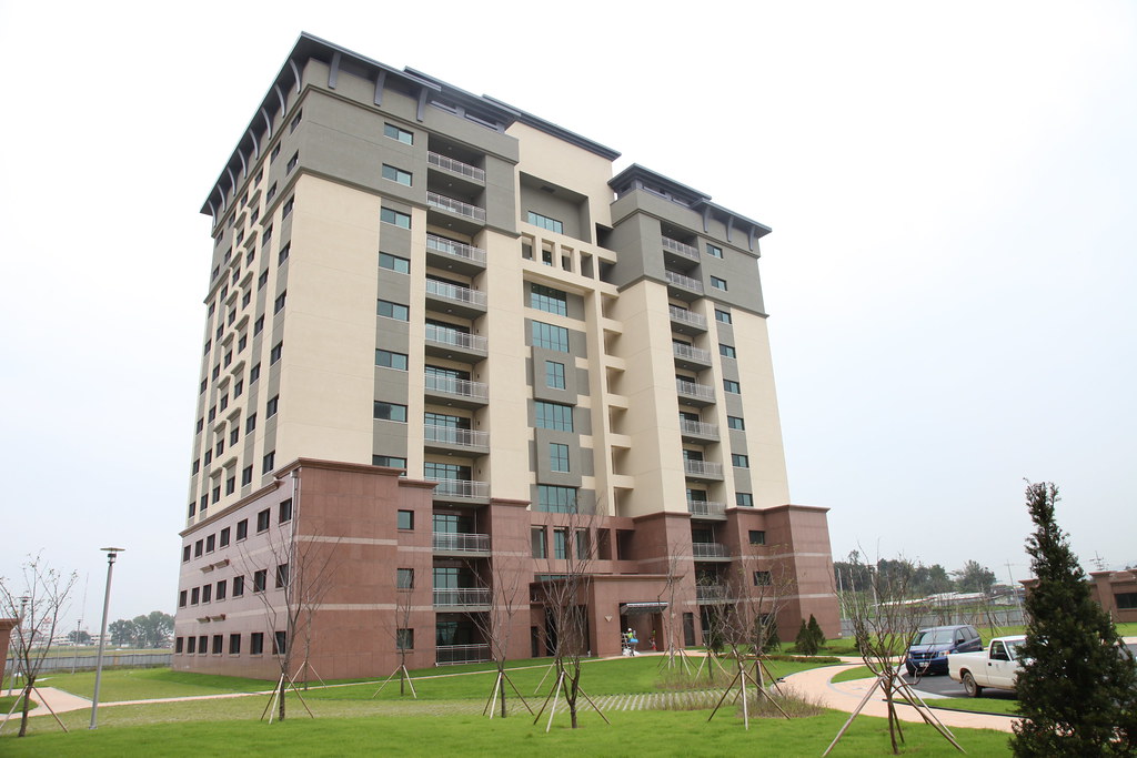 Familia frente a su nuevo apartamento