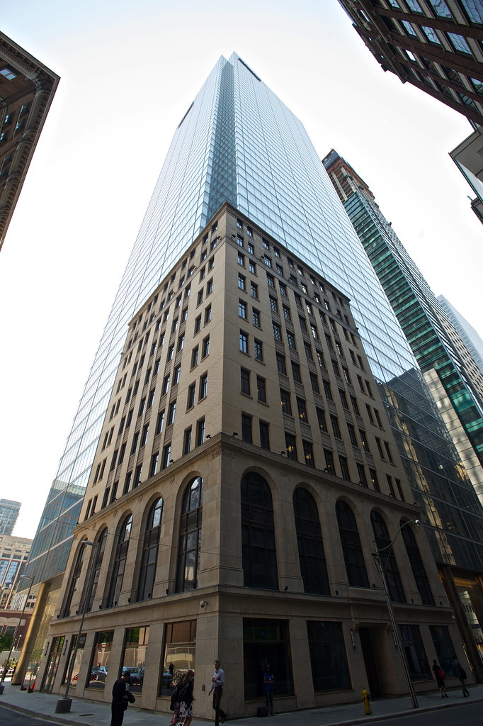 Edificio comercial con fachada de vidrio